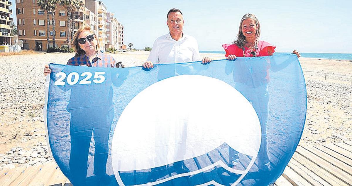 El distintivo ya ondea en los tres arenales, con la playa del Grao como novedad.