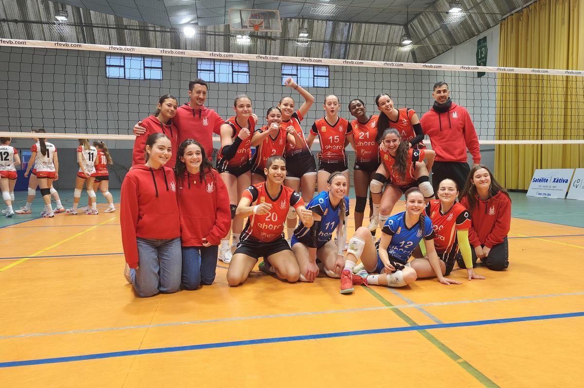 Las chicas del Ahora Vóley Xàtiva celebran la victoria en el partido de la pasada jornada.