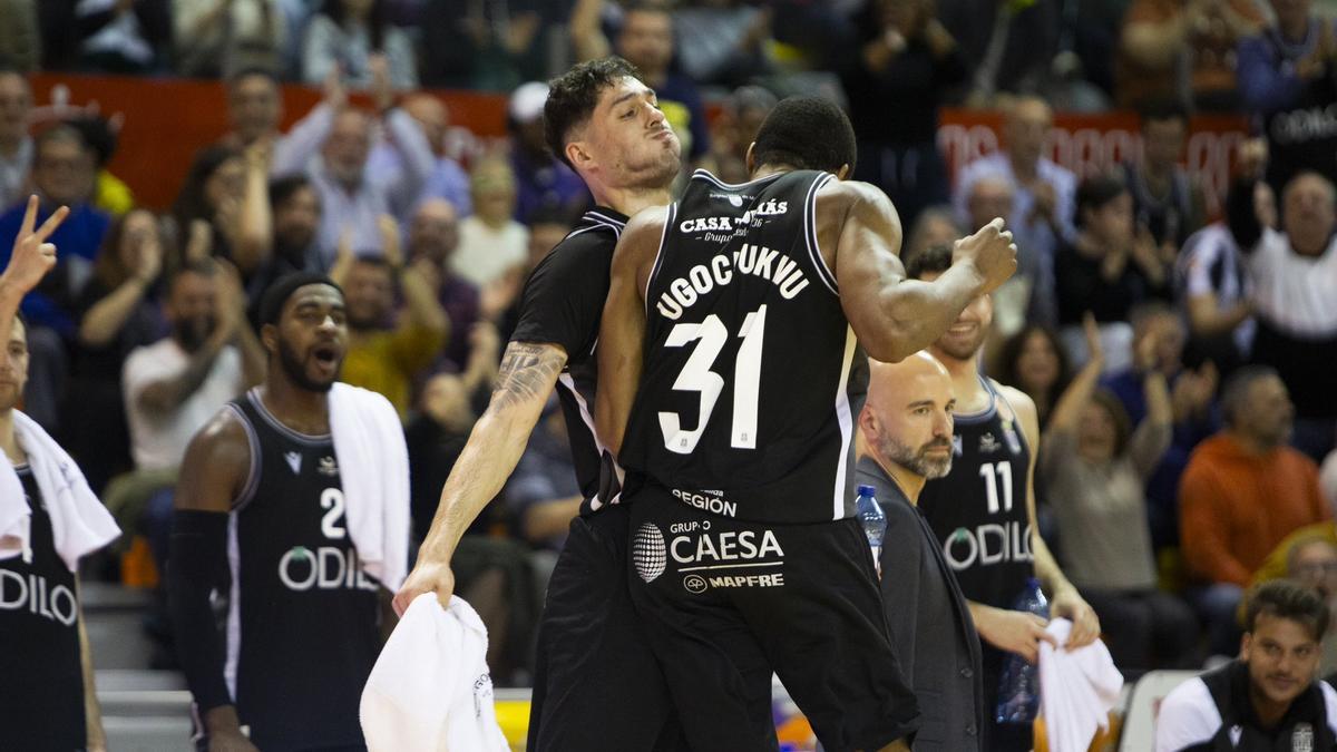 Ugochukwu celebra una canasta en un partido del Odilo