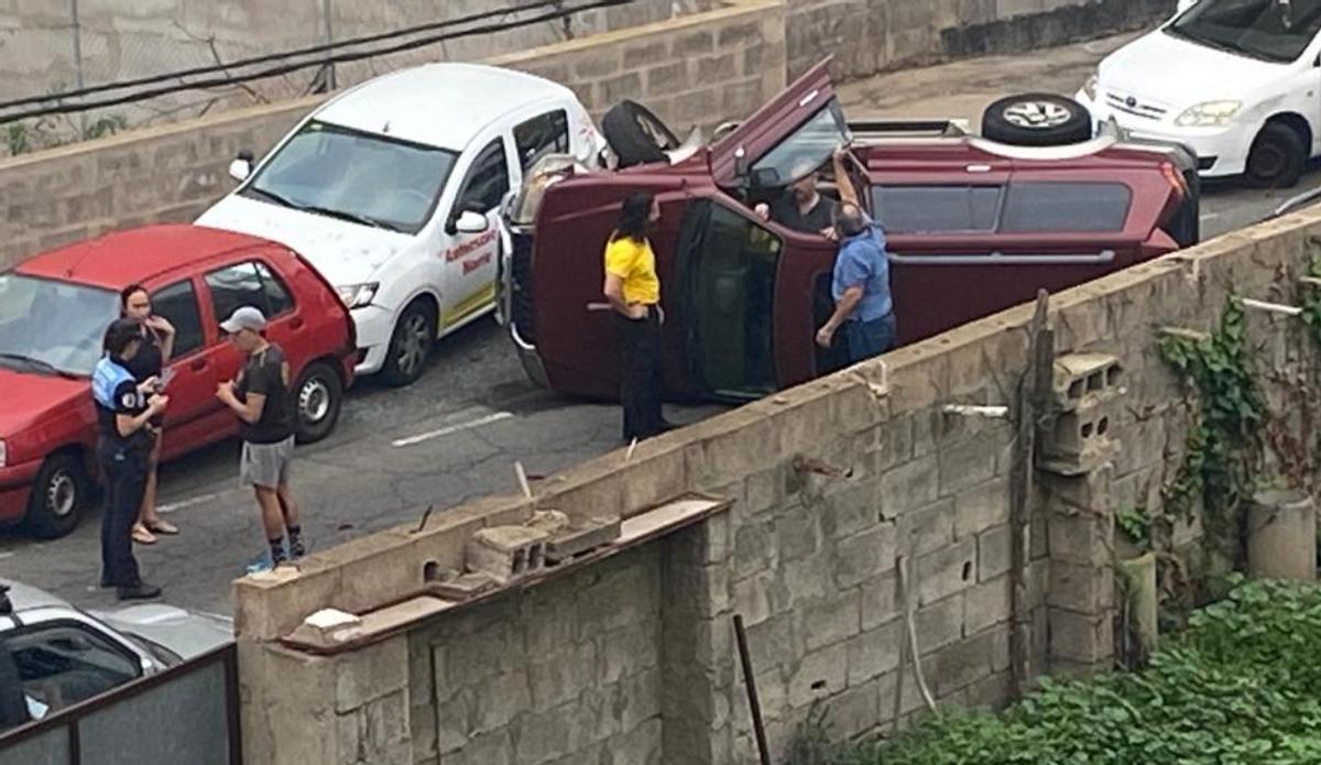 El coche volcado tras el suceso.