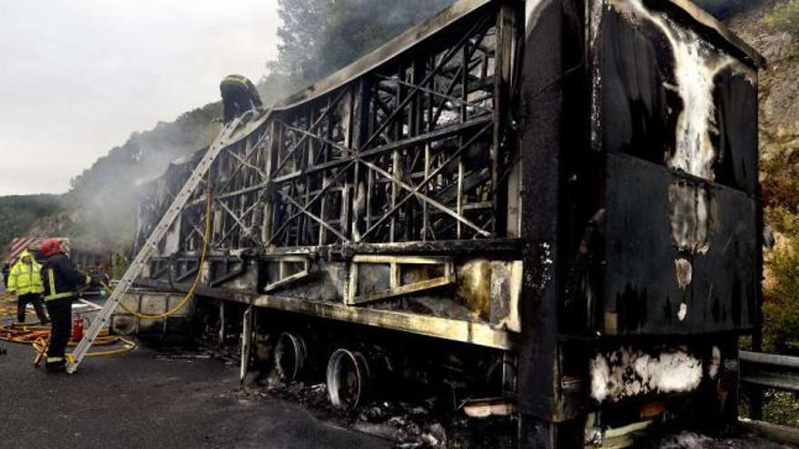 El fuego calcina el escenario móvil de una orquesta y corta la A-52