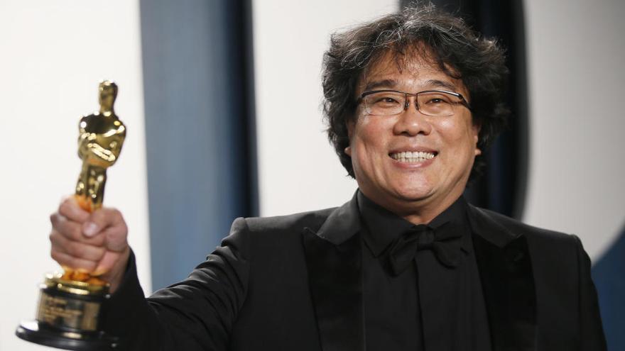 Bong Joon-ho con el Oscar a mejor película.