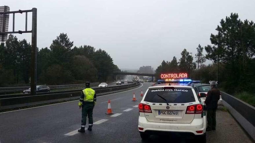 Tráfico realiza controles en vías peligrosas, el pasado lunes. // FdV