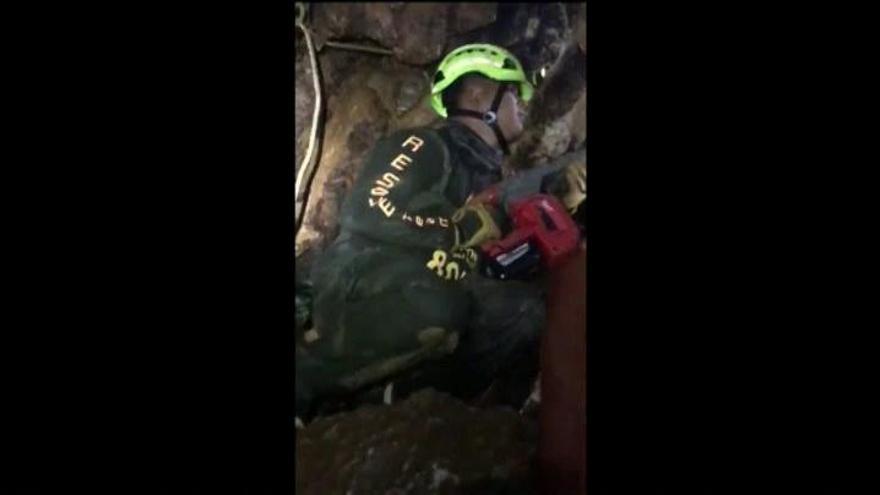 Rescatados los primeros niños atrapados en la cueva Tailandesa