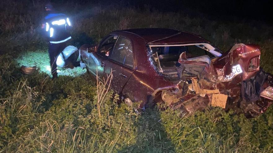 La recta de Solís, en Corvera, se cobra otra víctima: un conductor sale de la vía y destroza su coche