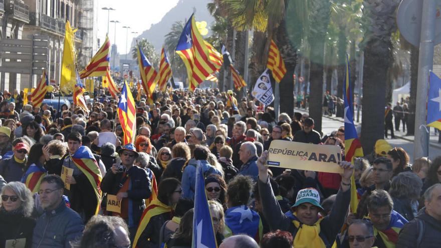 Desenes de milers de persones demanen un Govern que implementi la República