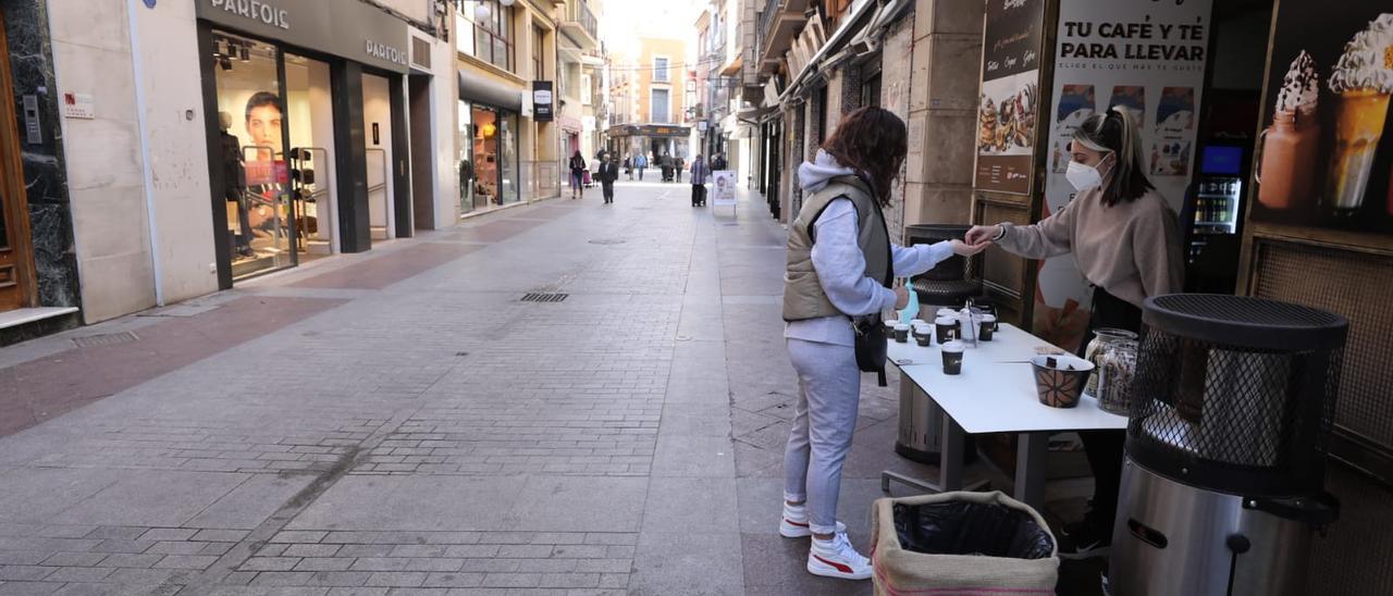 Un bar de la provincia que ofrece servicio take away.