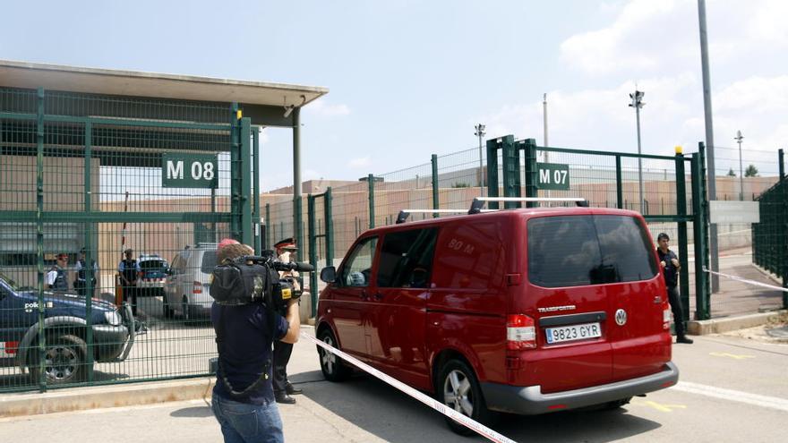 Les furgonetes que transportaven Rull, Turull i Forn a la presó