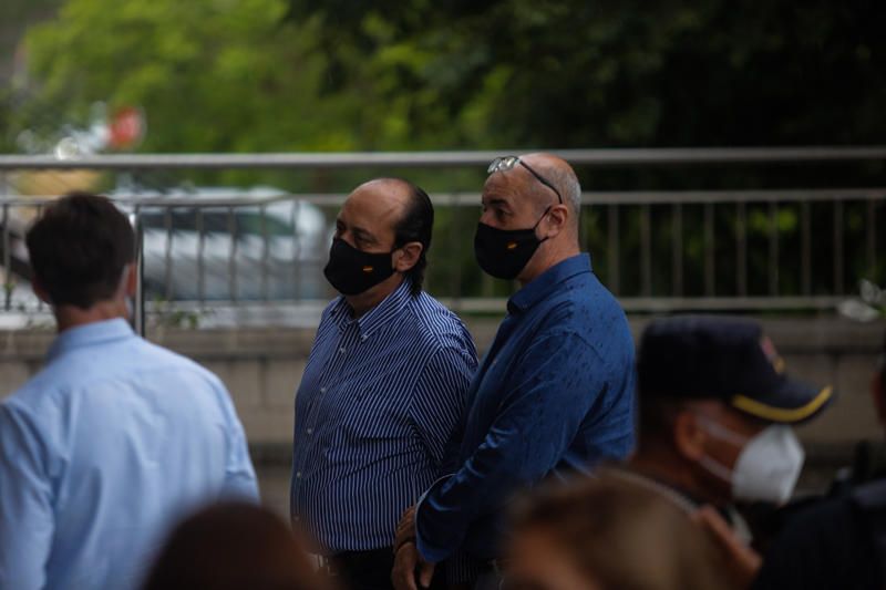 Compañeros y amigos de Ramón Vilar le despiden en el tanatorio de València