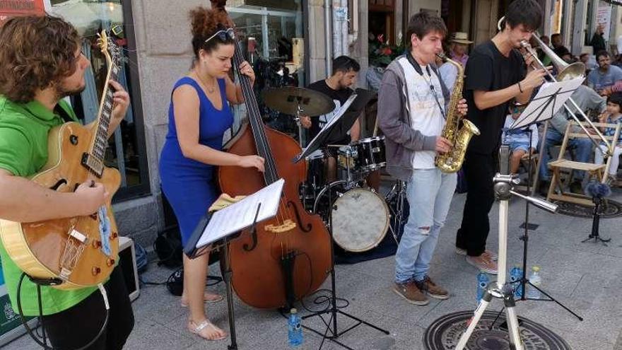 Actuación de O&#039;Po-Llective en la Praza do Arco, en la mañana de ayer. // Julio Santos