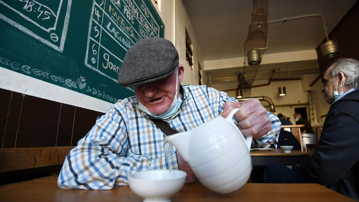 Un cliente se sirve una taza en un bar de Pontevedra