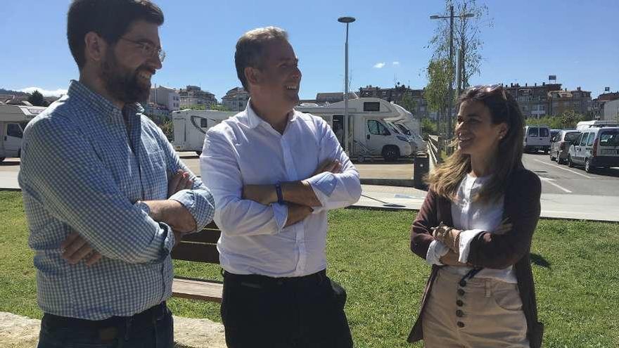 Rafa Domínguez, con Pepe Pardo y Pablo Fernández, en el solar de Tafisa. // FdV