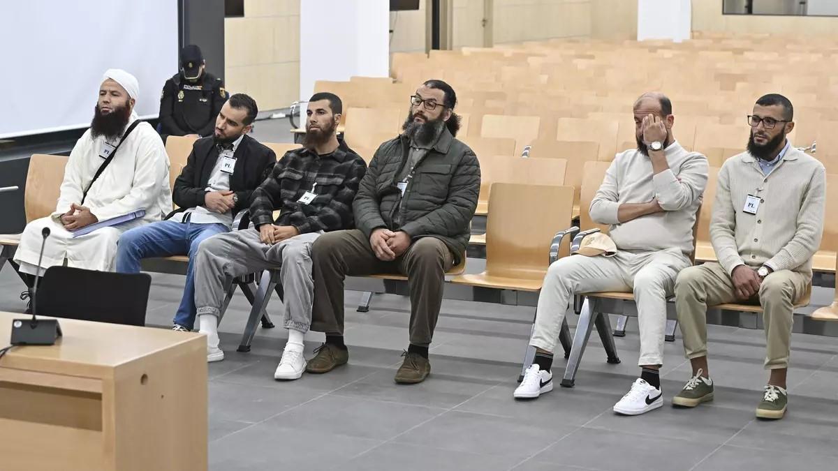Die sechs Angeklagten in Madrid.