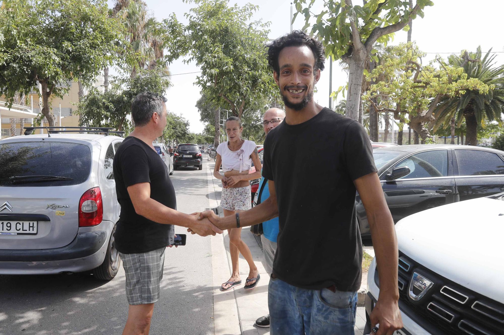 Amigos de la calle reparte comida en ocho rutas ante el incesante calor.