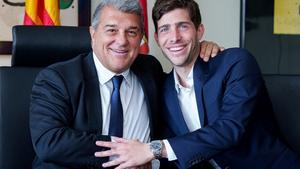 Laporta y Sergi Roberto posan en las oficinas del Barça tras la renovación del jugador hasta 2024.