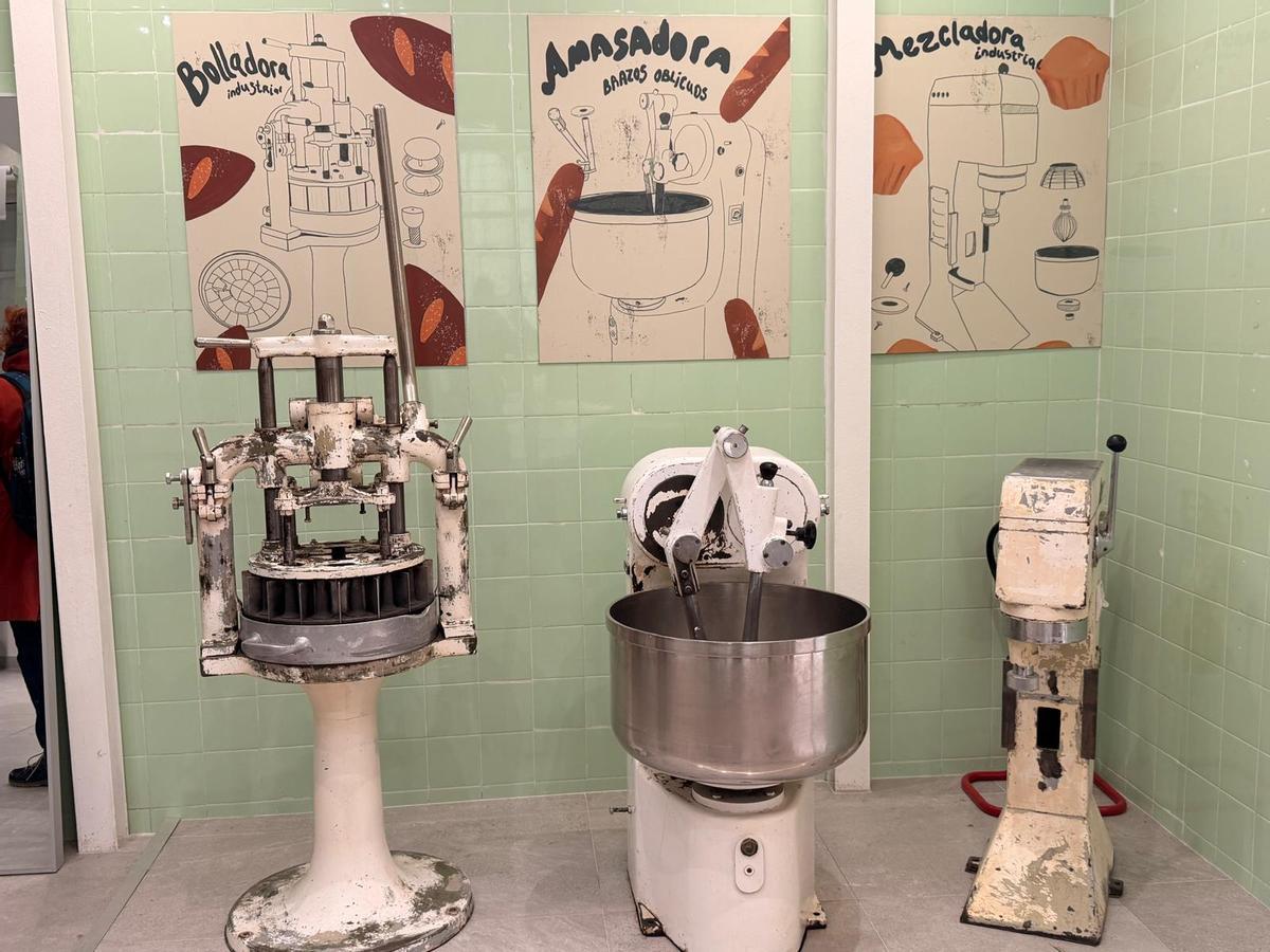 Las máquinas del antiguo obrador limpias y restauradas.