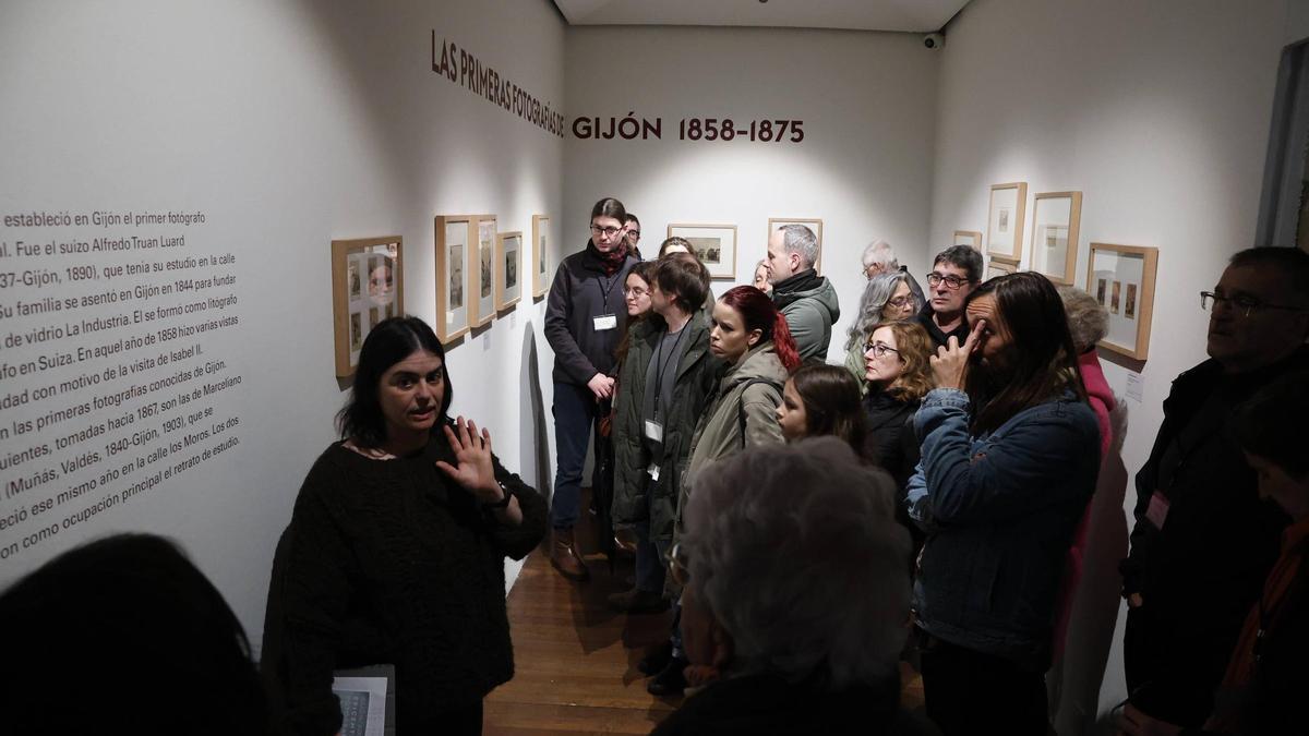 Los turistas en Gijón se refugian del mal tiempo en los museos (en imágenes)