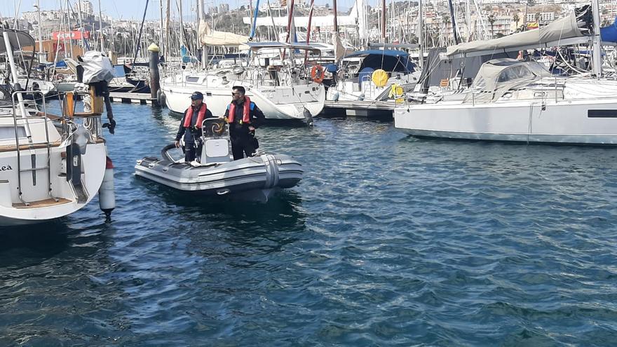 La Policía Portuaria se sube a la lancha para controlar a los barcos deportivos en la entrada al Puerto de Las Palmas