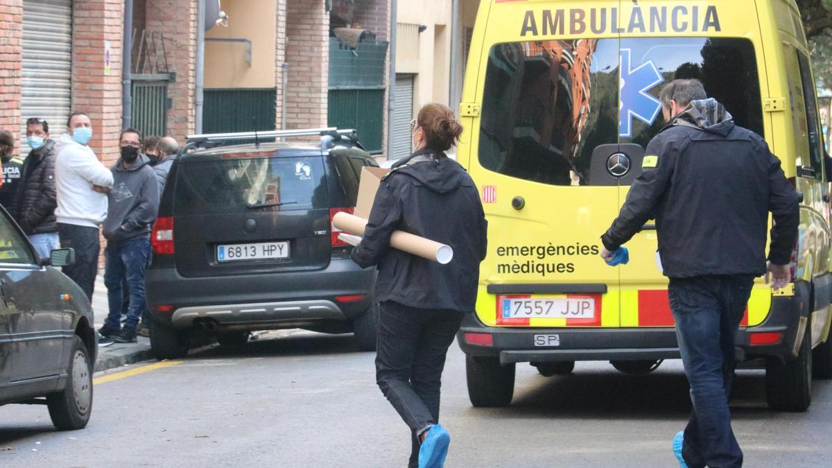 Dos mossos caminant cap a la casa on es va produir el crim de Ripoll