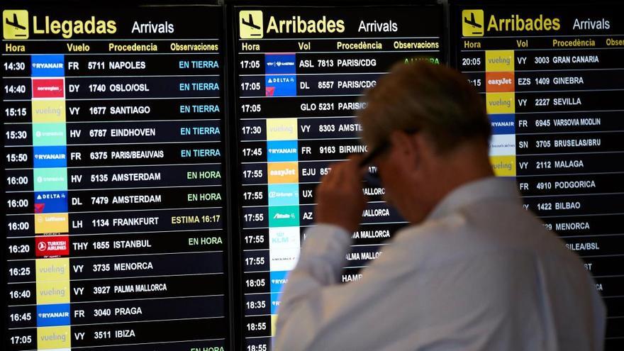 Un passatger a l&#039;aeroport del Prat