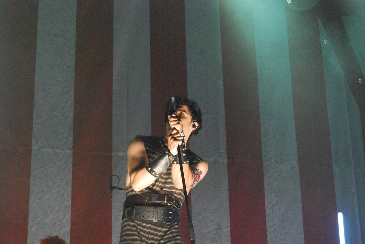 Diego Ibáñez, vocalista de Carolina Durante, durante su actuación el sábado en el Canela Party 2026