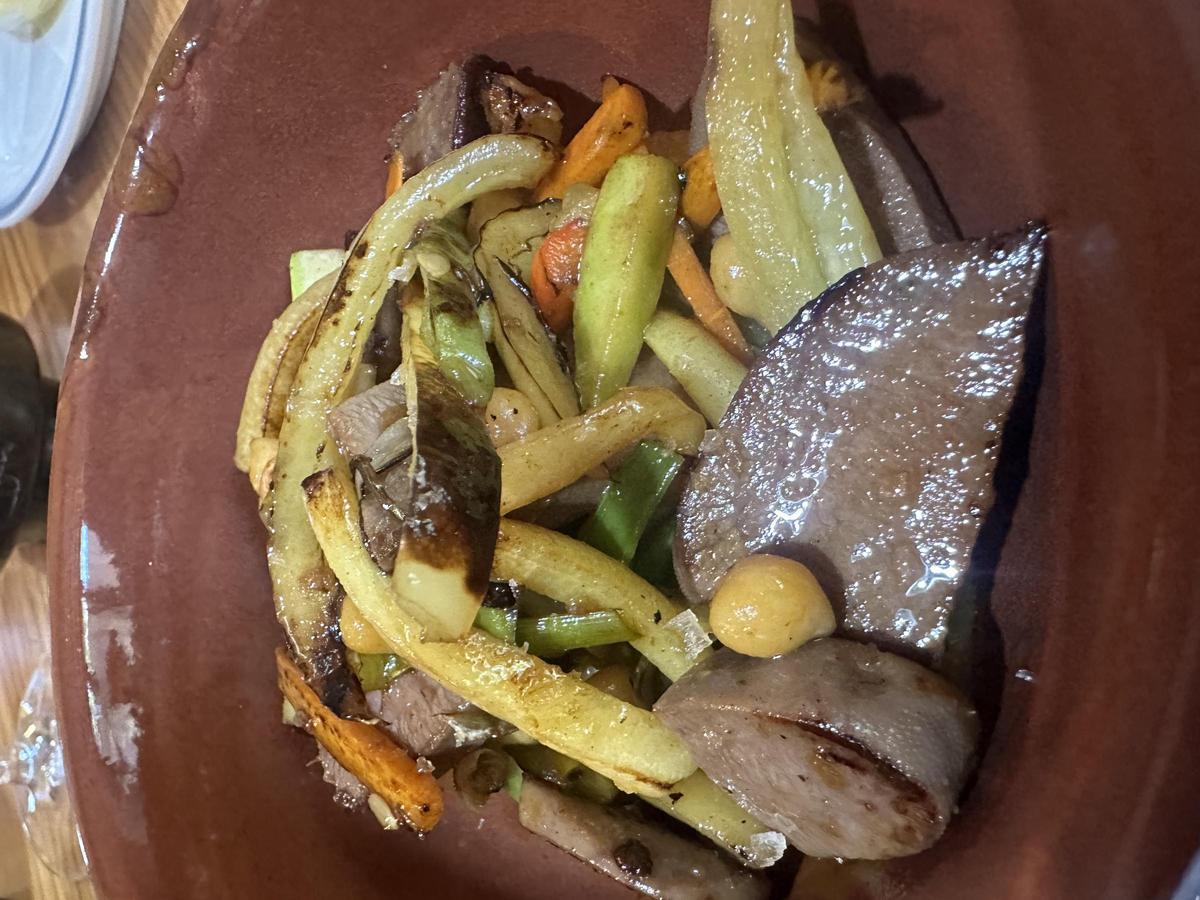 Lengua ahumada con verduras
