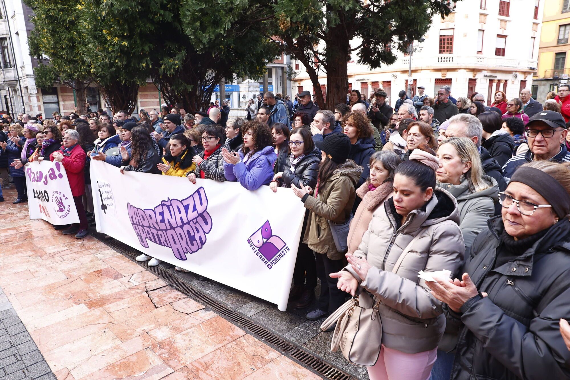Multitudinaria manifestación en Langreo de repulsa por la muerte de Karilenia