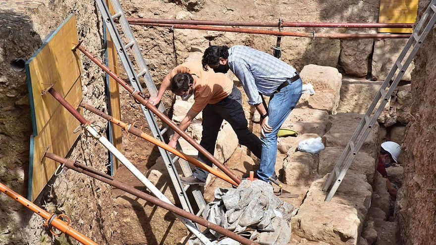 Excavación que se lleva a cabo en el Patio de los Naranjos de la Mezquita-Catedral.