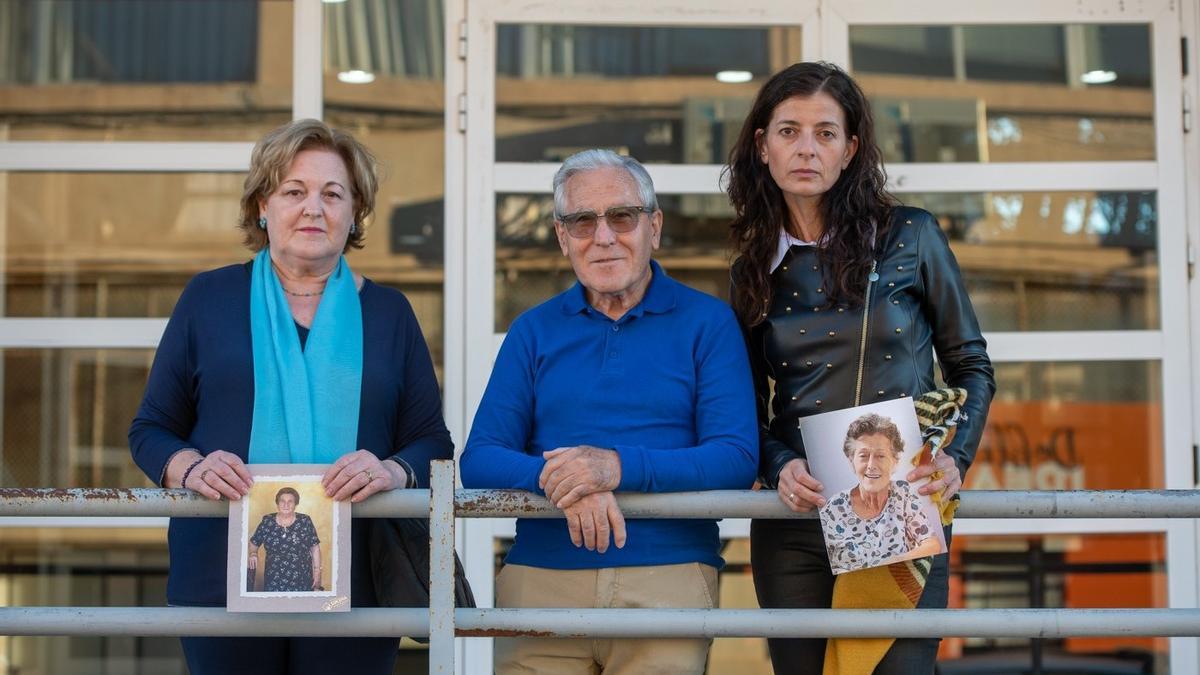 María Parra, Paco Muñoz y Ester Pascual, miembros de ReCoVa a las puertas de una residencia