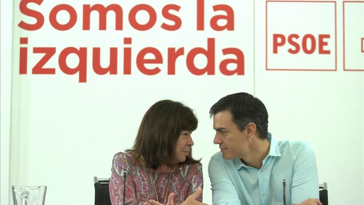 Cristina Narbona, presidenta del PSOE, conversa con Pedro Sánchez, el pasado lunes en la sede del partido.