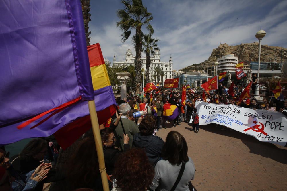 Más de 300 personas reivindican la República en Alicante