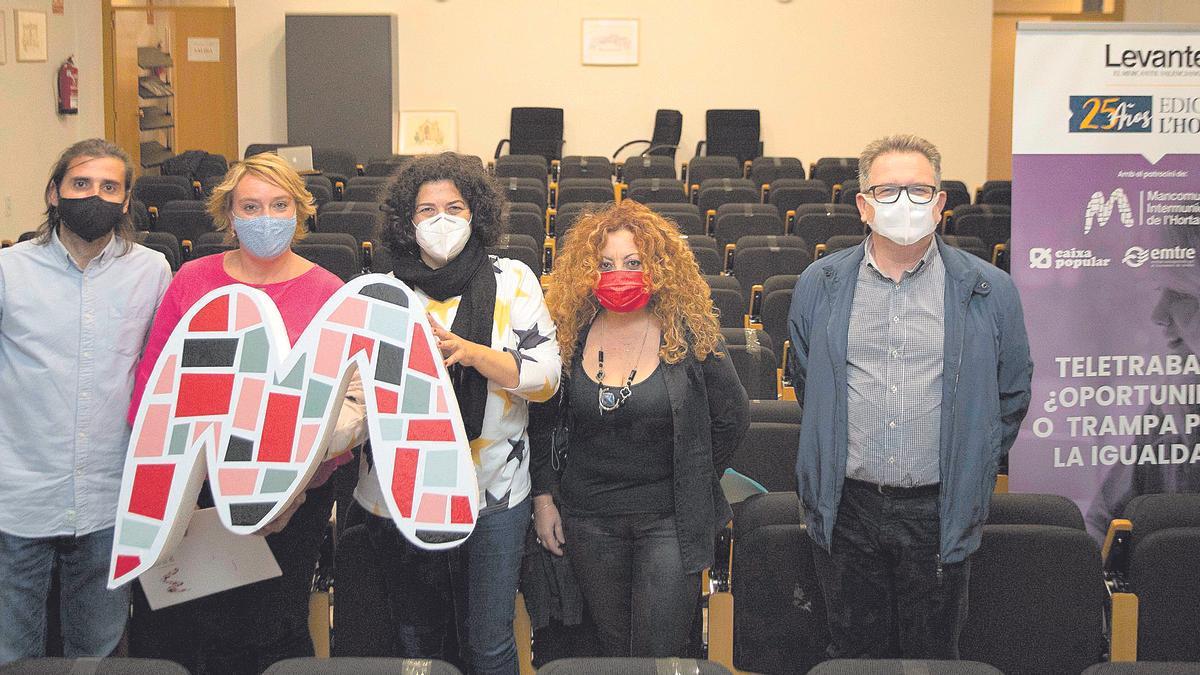 Daniel Montoro, Eva Sanz, Laura Català, Lola Ruiz y Antonio Martínez, en la sede de la Mancomunitat de l’Horta Sud tras la jornada.