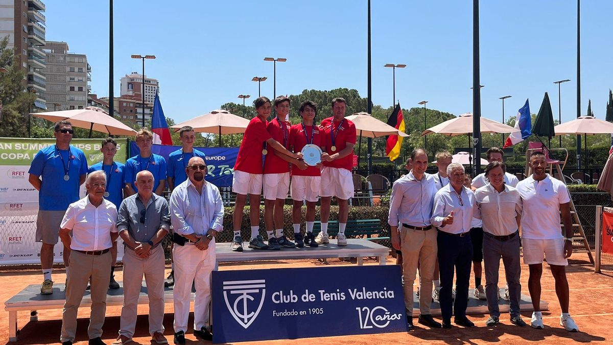 España, en el podio, posando como campeona de Europa en la Copa del Sol sub-14
