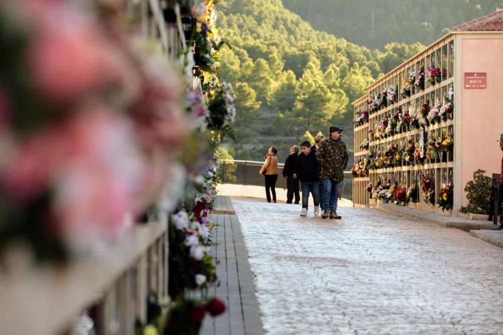 Masiva asistencia al Cementerio de Alcoy