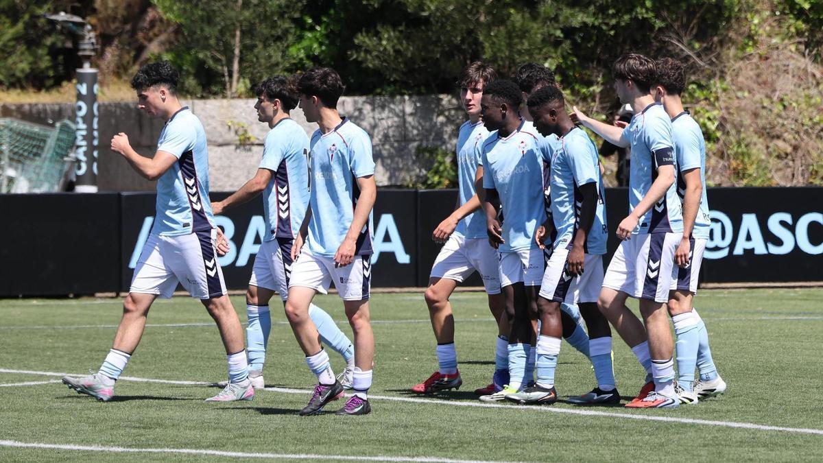 Los jugadores del Celta juvenil celebran un gol.