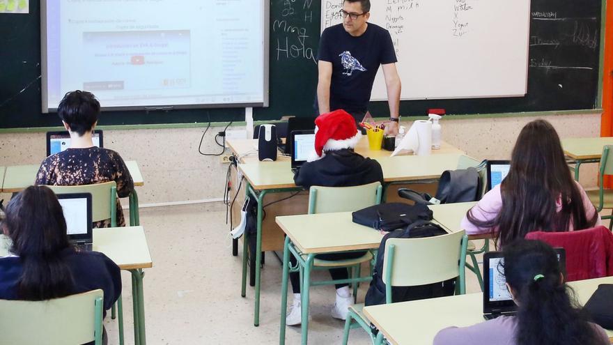 Colegios avanzan en el modelo de pantallas y papel tras apostar por digitalizar las aulas