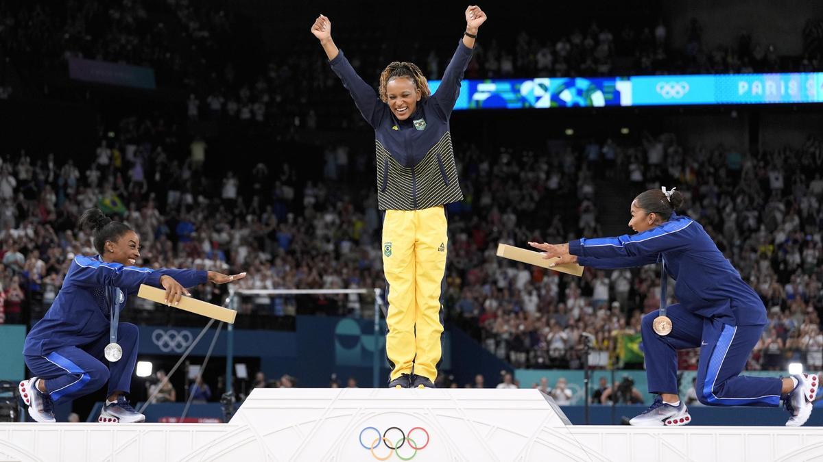 Simone Biles y Jordan Chiles homenajean a Rebeca Andrade, oro en suelo en París.