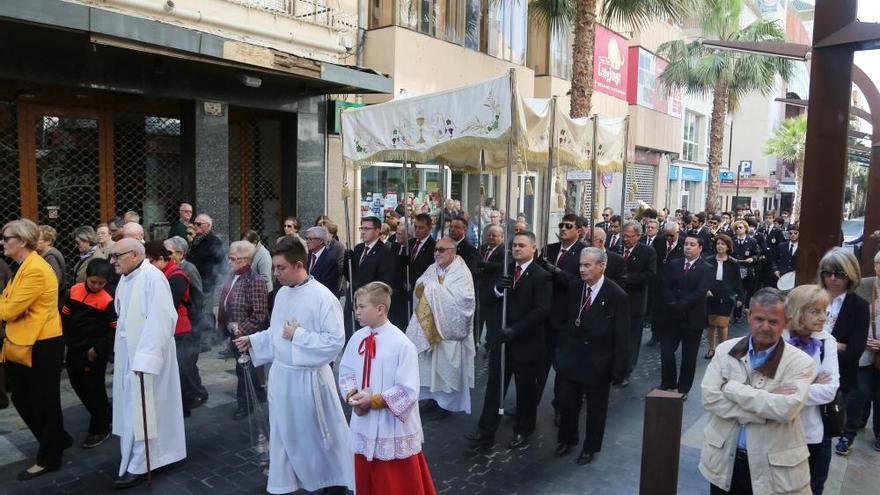 La procesión &quot;del Comulgar&quot;,  tradición y fe en Torrevieja por San Vicente