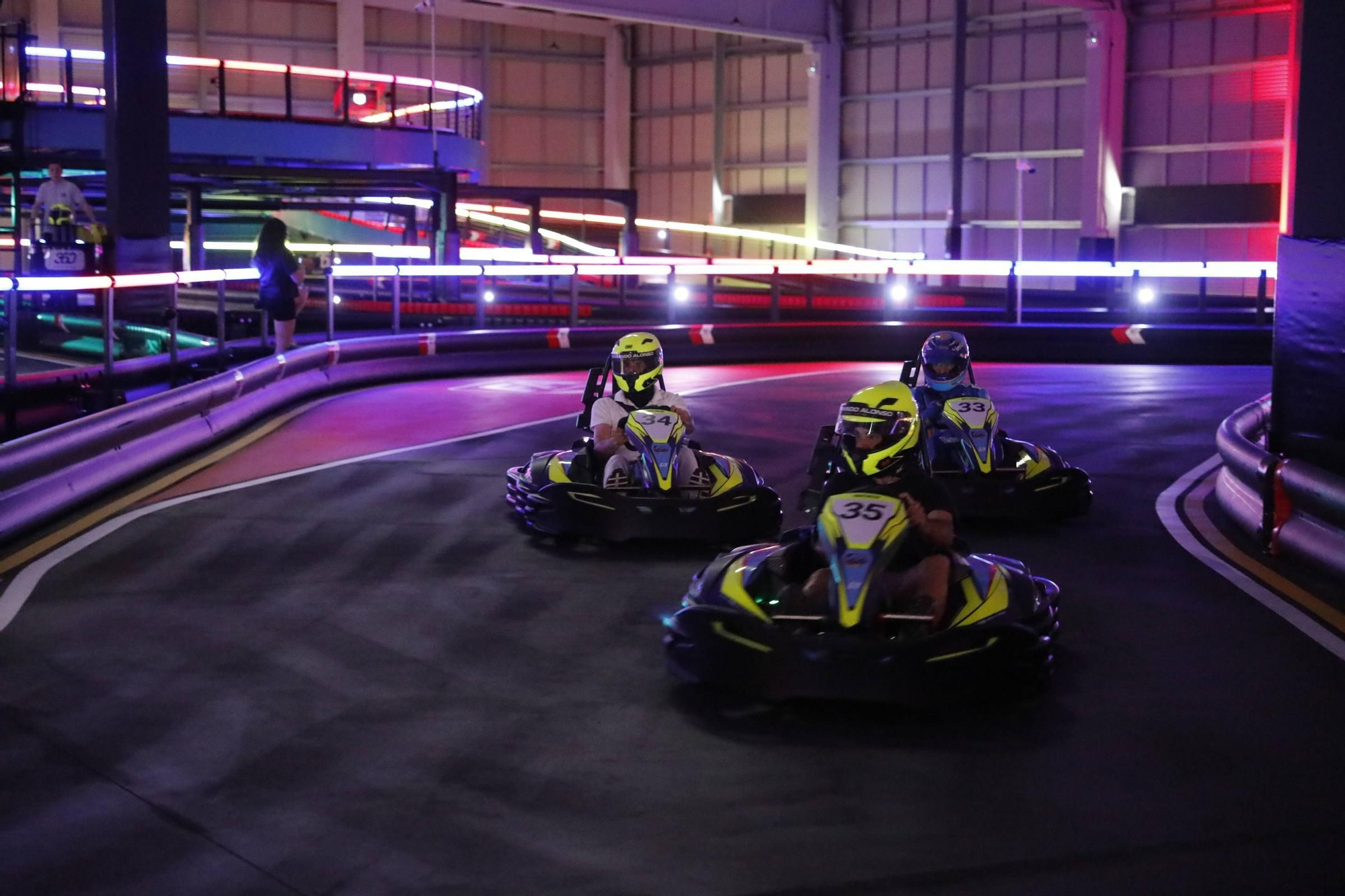 El piloto de Fórmula 1 Fernando Alonso presenta su nuevo circuito indoor de karting en La Morgal (Llanera)