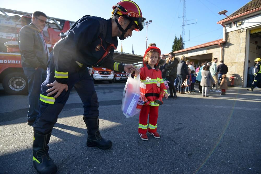 Cientos de niños y mayores pasaron por el parque dejando ropa, juguetes y alimentos que serán entregados a Redeaxuda y Boavida