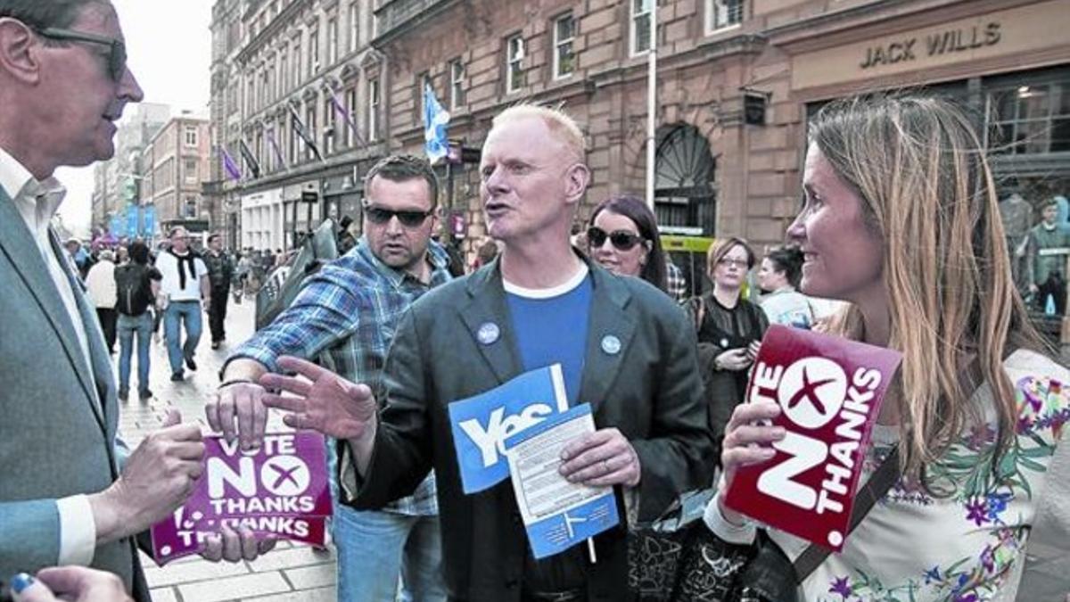 Partidarios y contrarios a la independencia, en campaña en el centro de Glasgow.