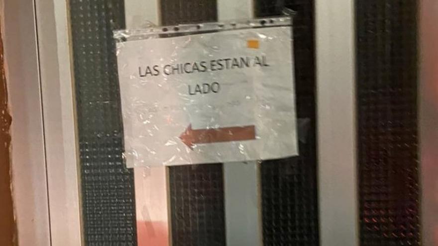 &quot;Las chicas están al lado&quot;: El polémico cartel que recuerda a la viral denuncia vecinal de Castelló