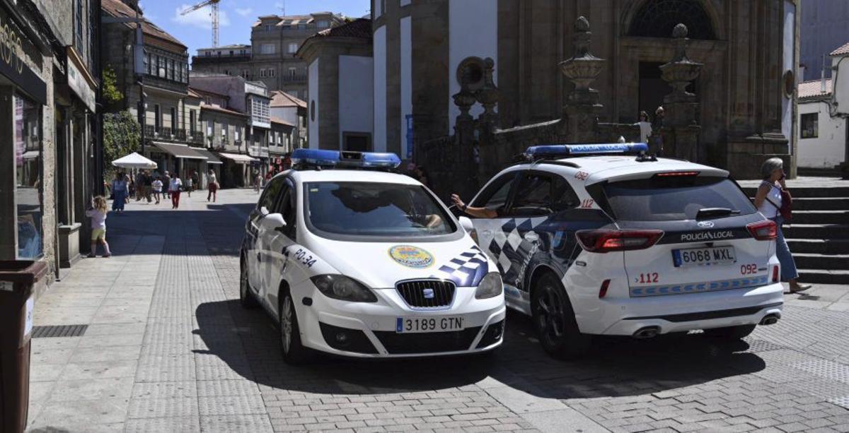 Coches de la Policía Local por el centro de Pontevedra. | RAFA VÁZQUEZ
