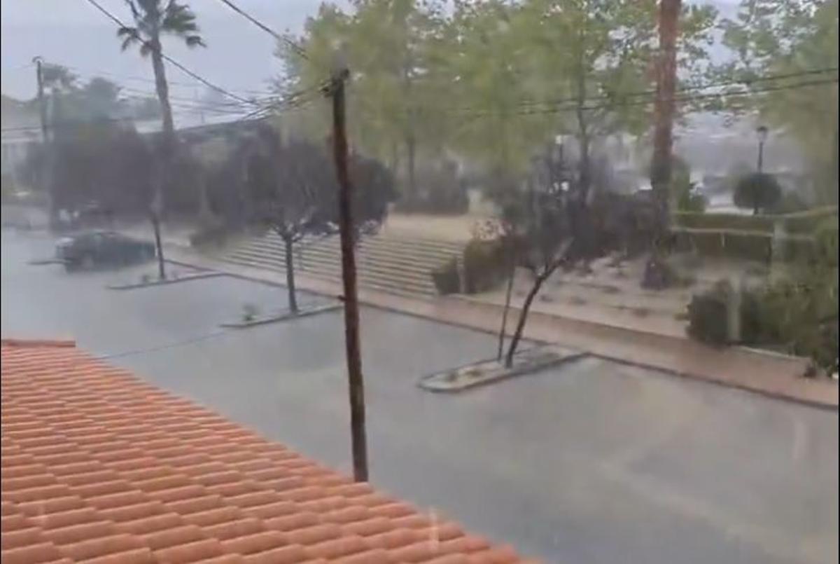 Lluvia y granizo en una calle de Lorca