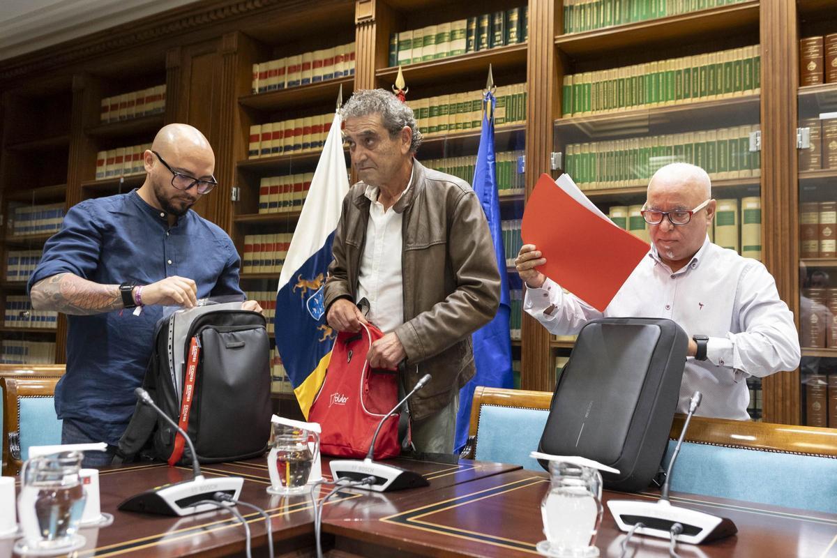 Los dirigentes sindicales Borja Suárez (i), Inocencio Hernández (c) y Manuel Navarro (d) en el Parlamento en 2024.