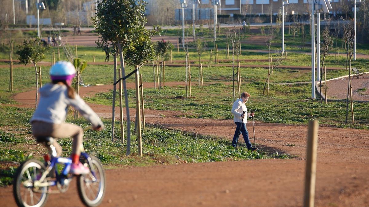 Una niña pasea en bicicleta por el parque de Levante, realizado en parte con fondos Edusi.
