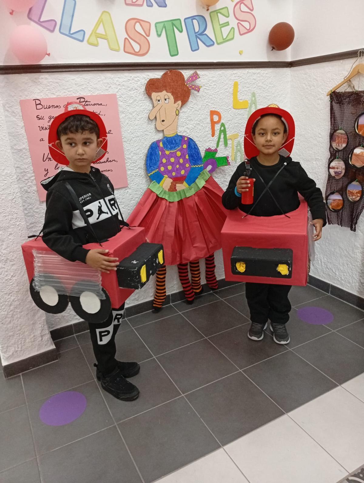 Antroxu intergeneracional en Llastres, con el alumnado y el profesorado del colegio Matemático Pedrayes