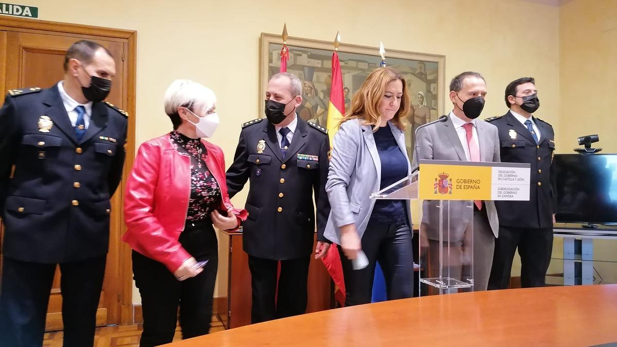 La delegada del Gobierno, Virginia Barcones, felicita a la Policía Nacional de Zamora.