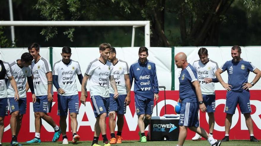 Argentina ansía fútbol, una victoria y crédito