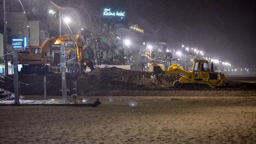 Inicio de los trabajos del taslado de la arena desde la altura del hotel Cristina a la zona de la Cícer, en la playa de Las Canteras.